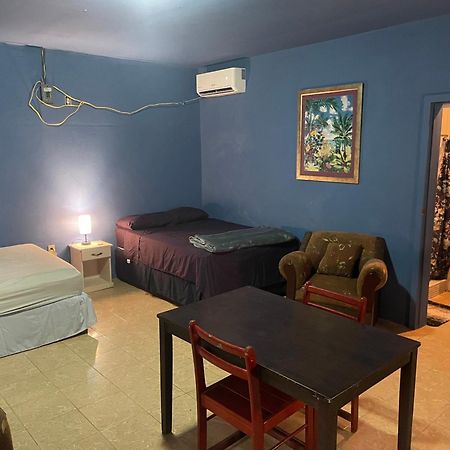 Airport Inn Roatan Eksteriør bilde