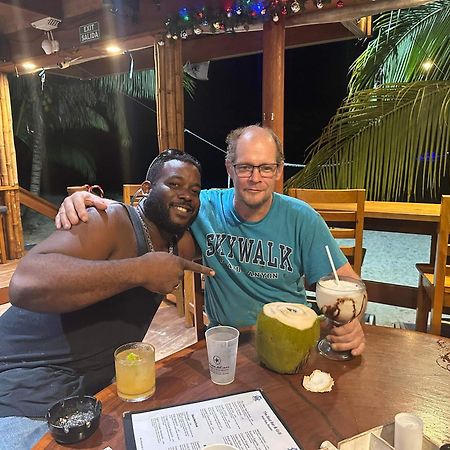 Airport Inn Roatan Eksteriør bilde