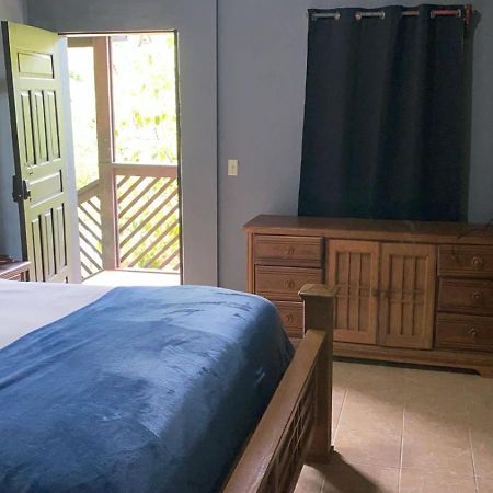 Airport Inn Roatan Eksteriør bilde