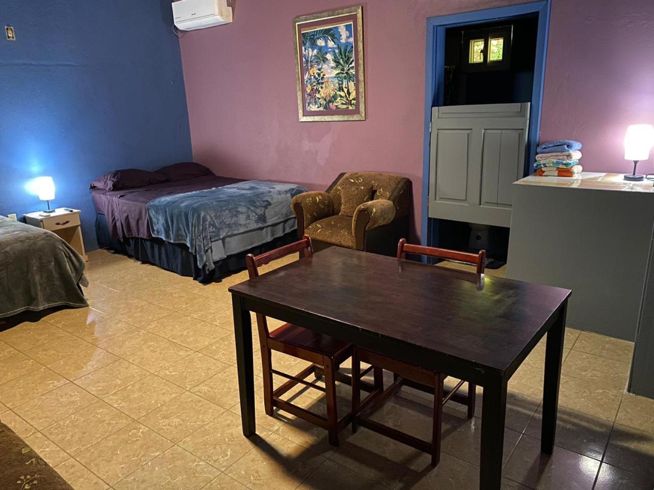 Airport Inn Roatan Eksteriør bilde