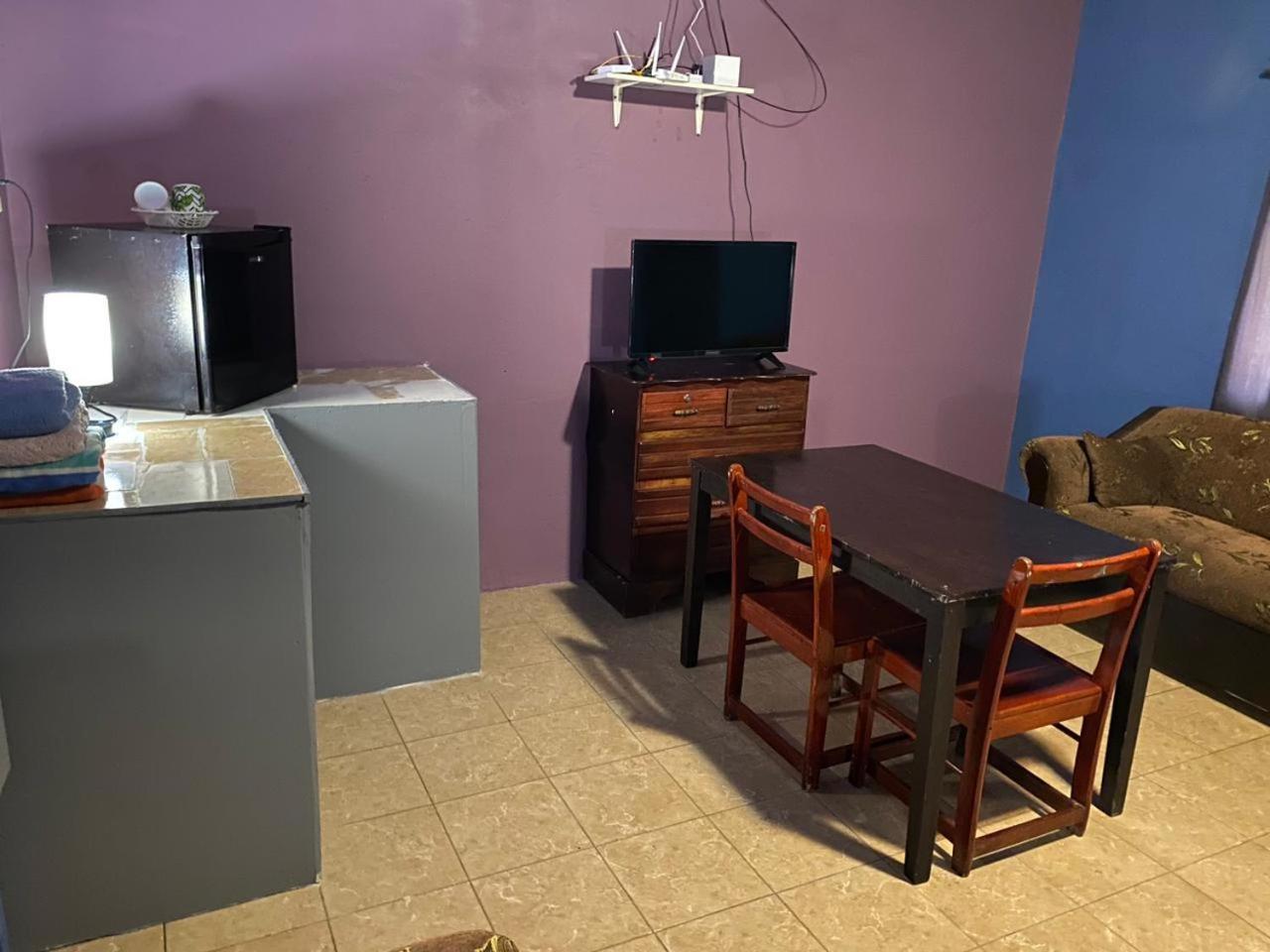 Airport Inn Roatan Eksteriør bilde