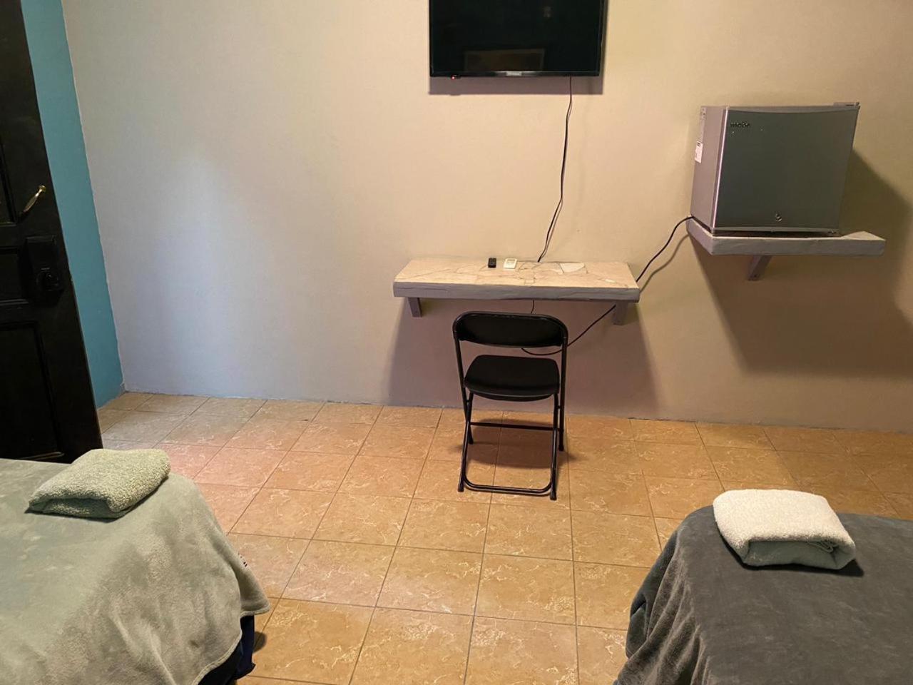 Airport Inn Roatan Eksteriør bilde