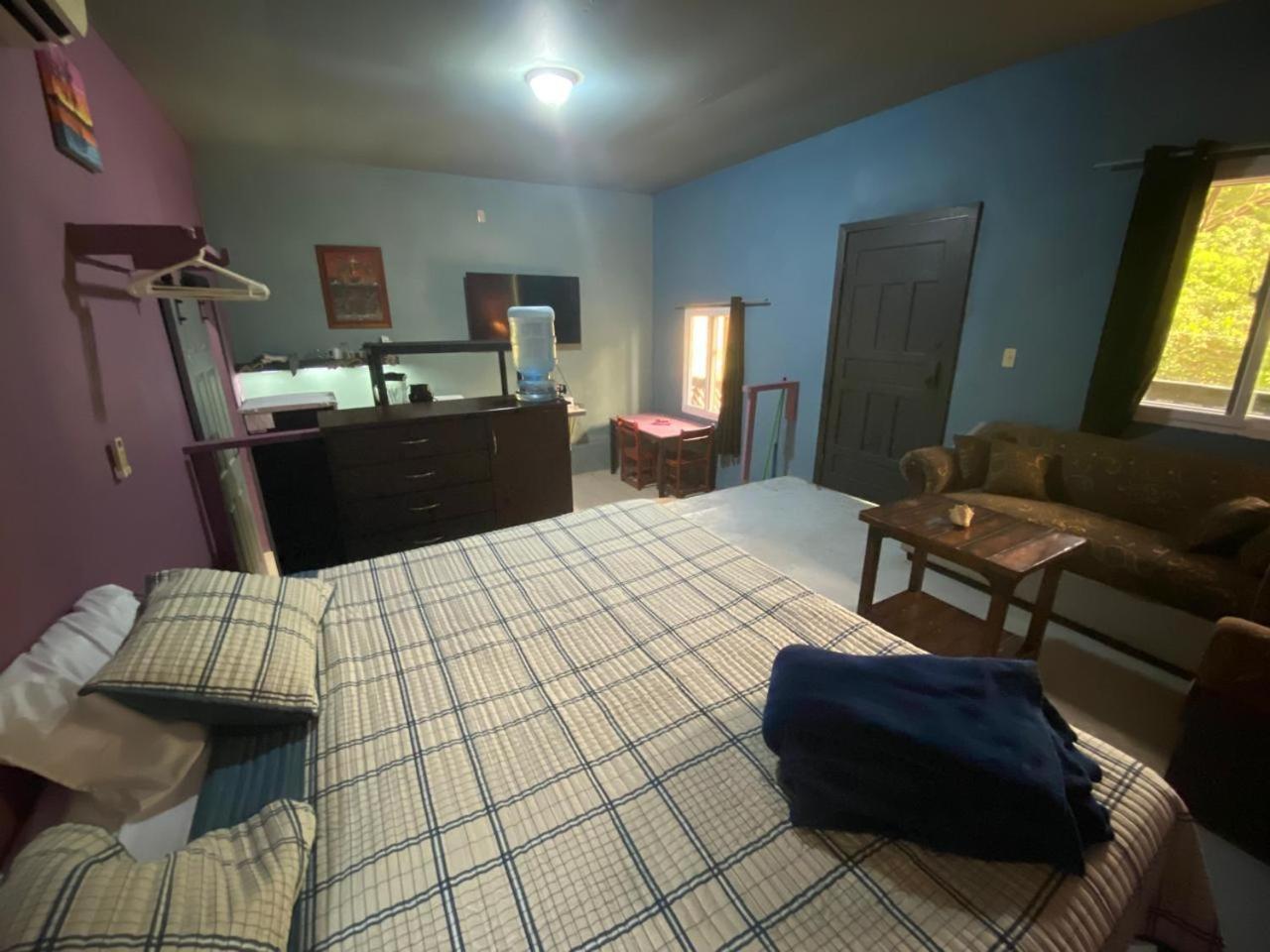 Airport Inn Roatan Eksteriør bilde