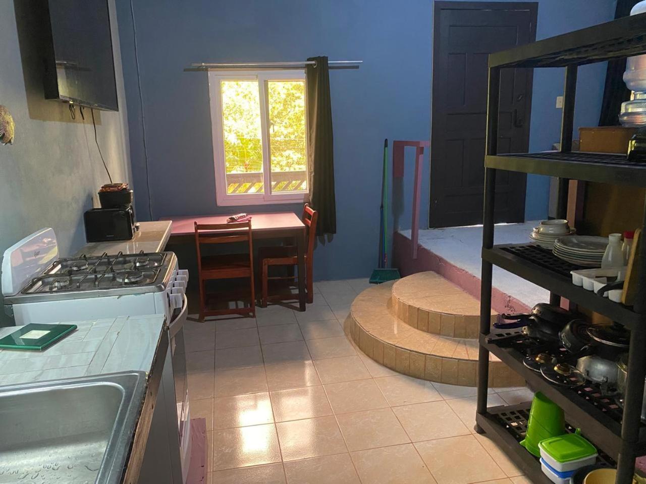 Airport Inn Roatan Eksteriør bilde