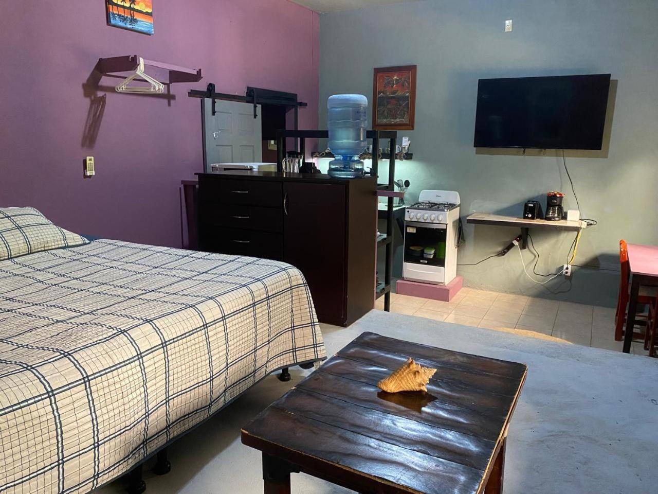 Airport Inn Roatan Eksteriør bilde